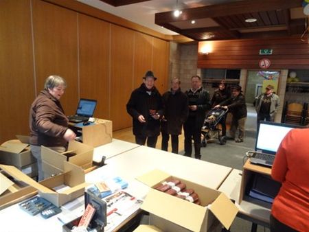 Huisvuilzakken worden uitgedeeld