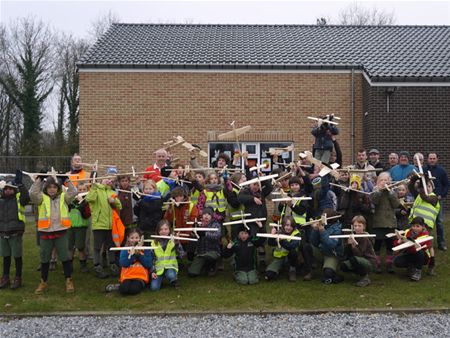 In Eversel bouwden ze houten vliegtuigen
