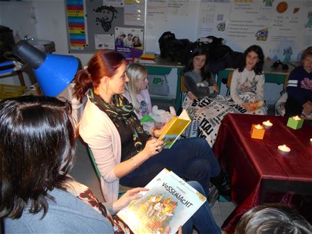 In pyama luisteren naar verhalen