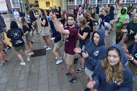 In uniform en met de tent naar school