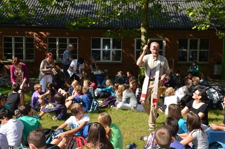 Infomarkt en boekentassen gezegend