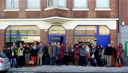 Interieurstudenten bekijken lege winkels