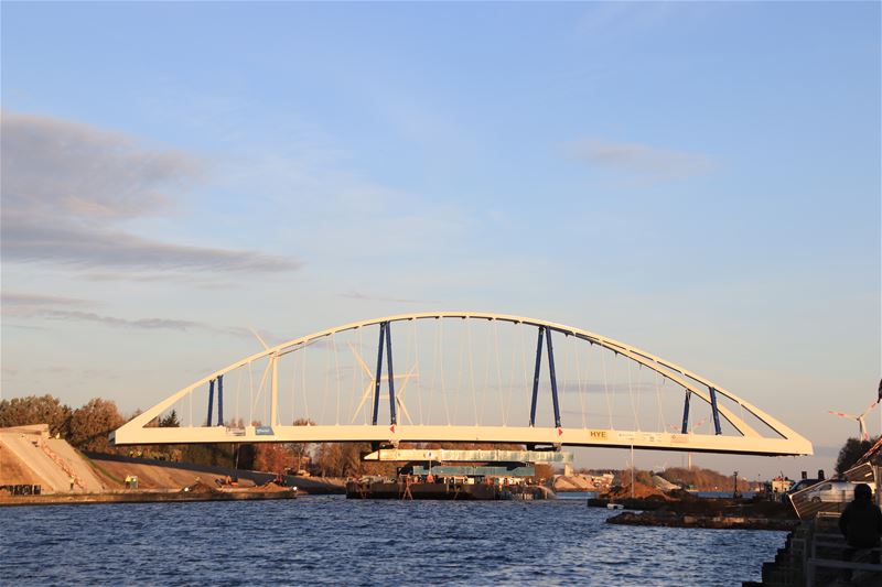 Invaren van de brug lijkt vlot te verlopen