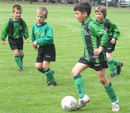 Jeugd voetbalt op Vanhelmont