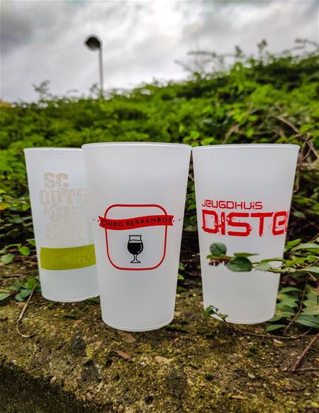 Jeugdverenigingen schaffen herbruikbare bekers aan