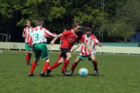 Jeugdvoetballers gaan er tegenaan