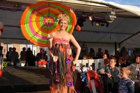 Jong en oud met nieuwe collecties op catwalk