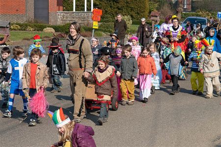 Jonge carnavalisten op straat in Eversel