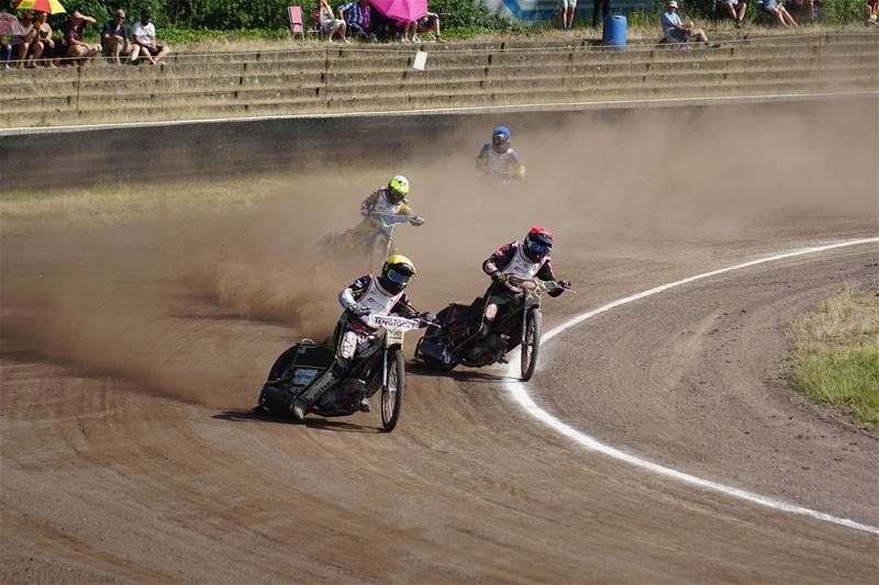 Jonge racers en karts brengen spektakel op Helzold