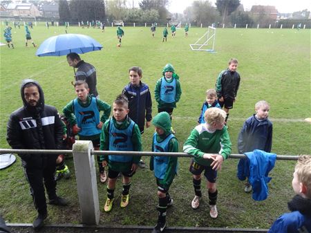 Jonge spelers oefenen op techniek