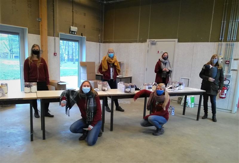 Jongedames steunen Mammies en Joepie Jarig