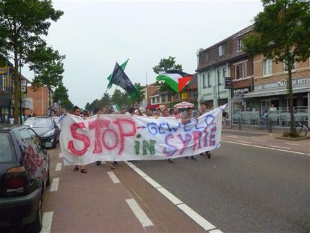 Jongeren betogen tegen geweld in Syrië