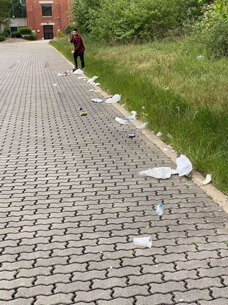 Jongeren ruimen zwerfvuil op parking op