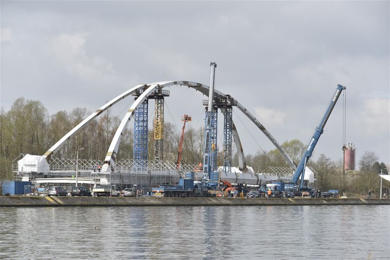 Kanaalbrug in Stokrooie in laatste fase