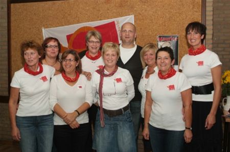 KAV-vrouwen drummen rond Steph Goossens