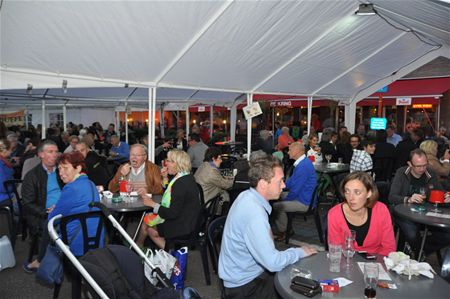 Kermisvierders zoeken de warmte op