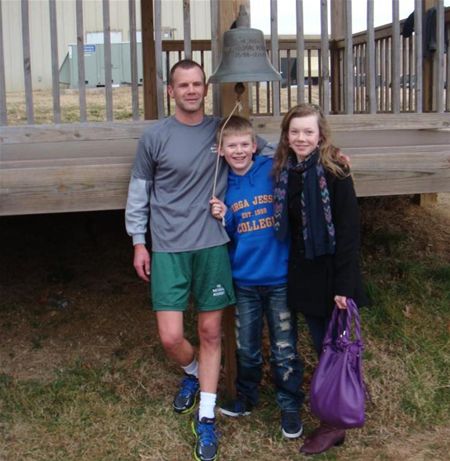 Kinderen bezoeken jarige politiechef