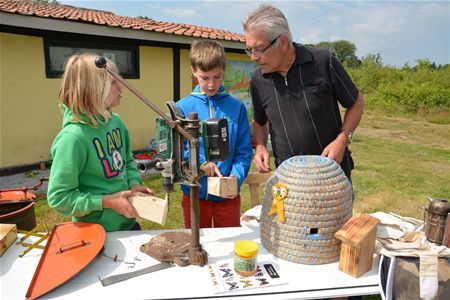 Kinderen bouwen bijenhotels op Bovy