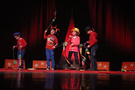 Kinderen brengen een circusvoorstelling