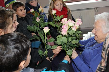 Kinderen brengen rozen naar 99-jarige Bertha