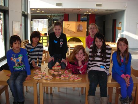 Kinderen maken cupcakes in 't Klim-Op-Ke