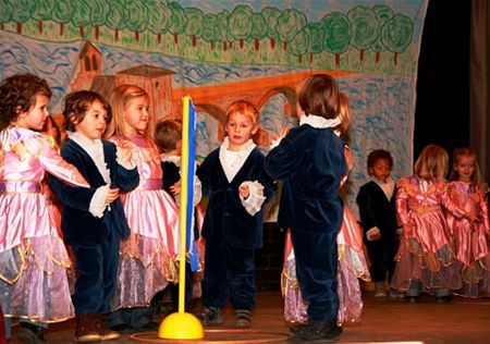 Kinderen treden op voor de grootouders