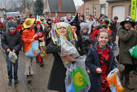 Kinderstoet trekt door Viversel