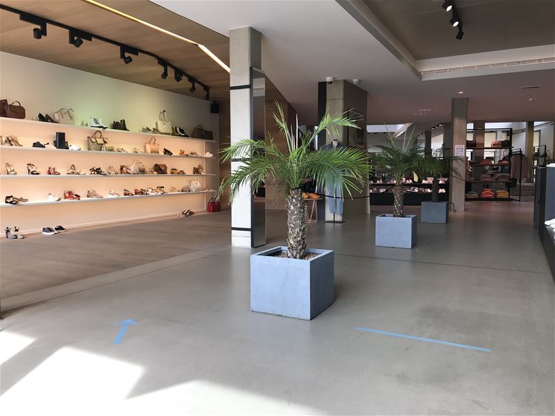 Kleding wordt na het passen gestoomd