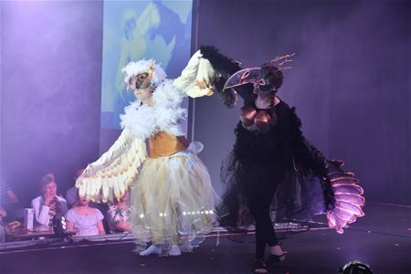 Kleurrijke fantasie overspoelt de catwalk