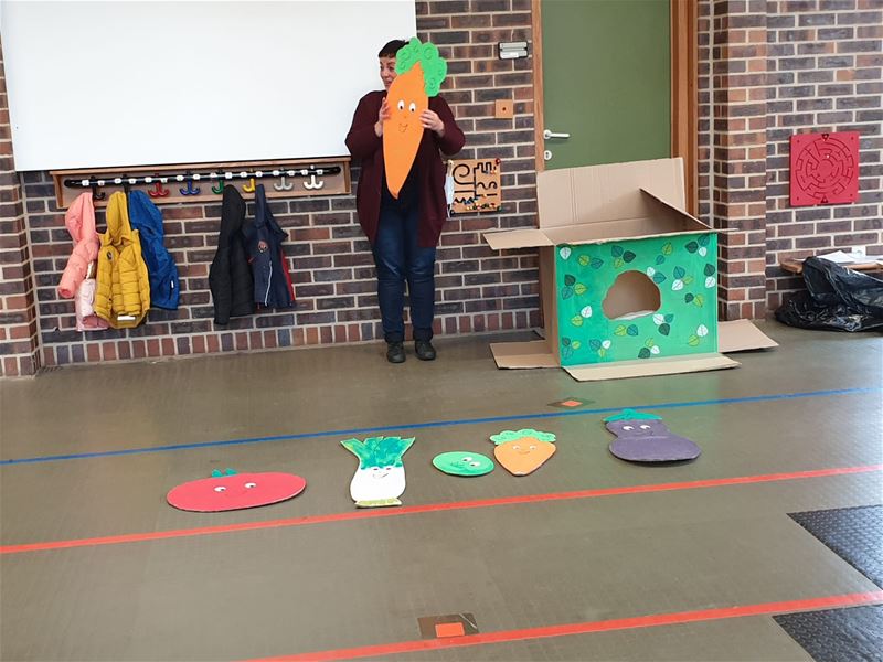 Kleuters Beekbeemden krijgen groenten op bezoek
