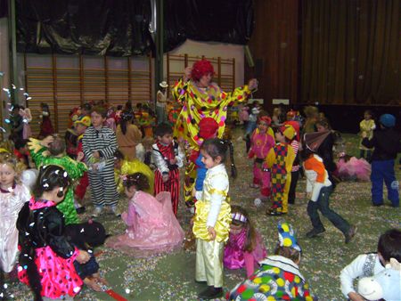 Kleuters brengen het carnaval op gang