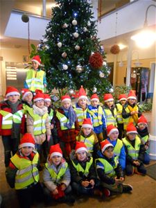 Kleuters brengen kerstwensen naar senioren