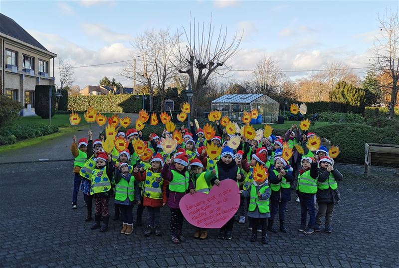 Kleuters groeten bewoners De Bloemelingen