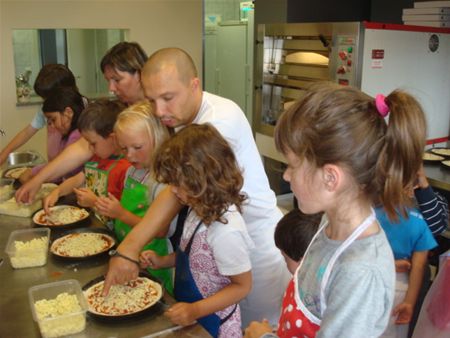 Kleuters leren pizza's maken