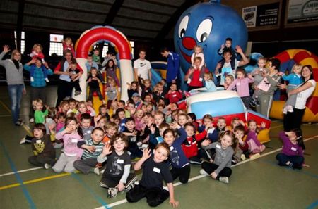 Kleuters leven zich uit op instuif