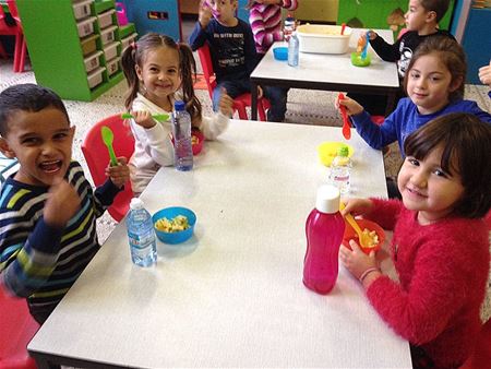 Kleuters snoepen van fruitsalade