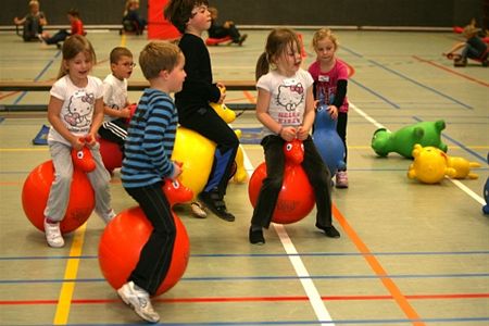 Kleuters stoeien op instuif