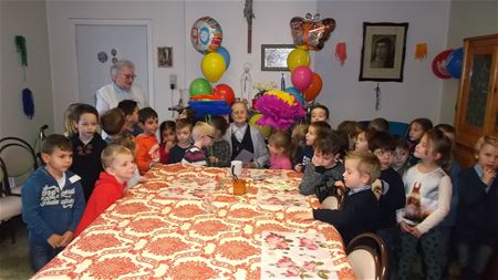 Kleuters vieren 90-jarige zuster Antonia