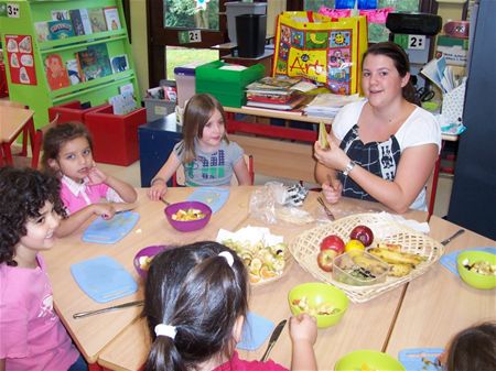 Kleuters werken met fruit