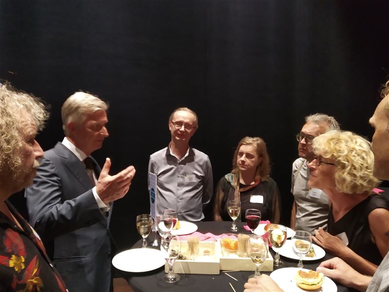 Koning luistert naar verhaal Berenhuis en Art27