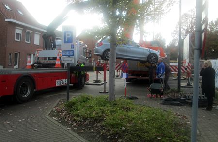 Kraan geplaatst, auto getakeld