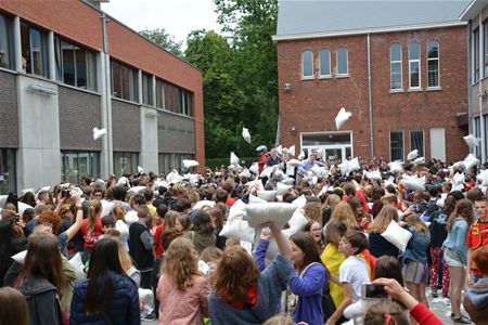 Kussengevecht als afscheid van het schooljaar
