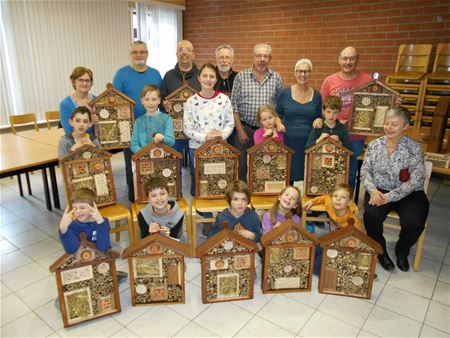 KWB leert kinderen bijenhotels bouwen