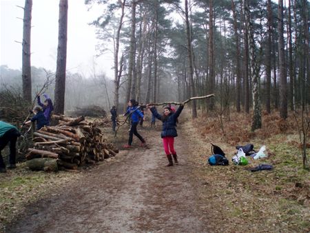 Leerlingen maken een takkenmuur