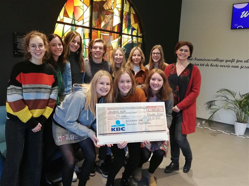 Leerlingen overhandigen opbrengst ABBA-Night