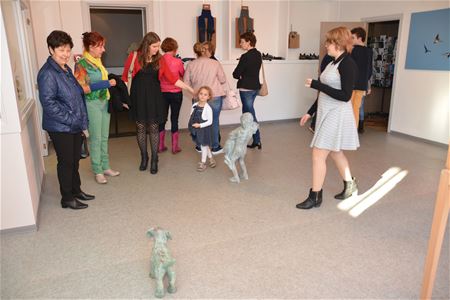 Levendige kunstwerken in een aftandse school