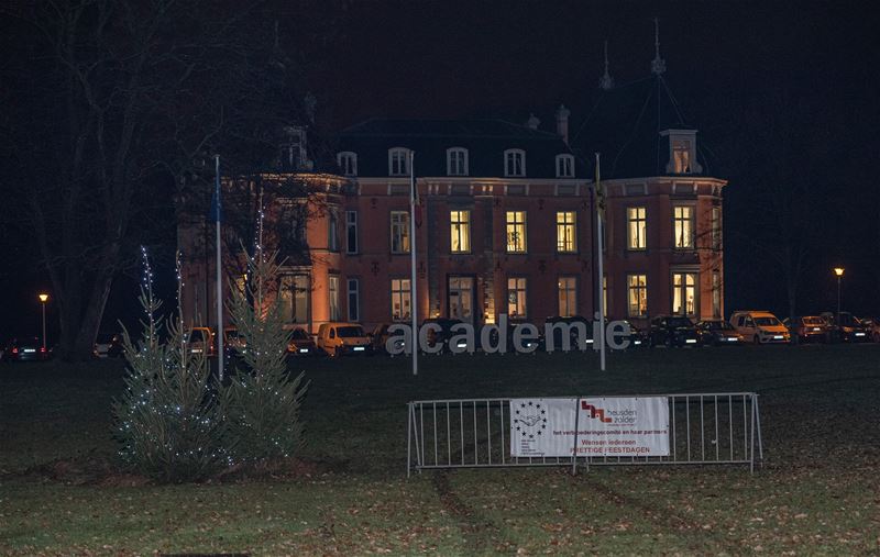 Lichtjes in de kerstboom zijn aangestoken