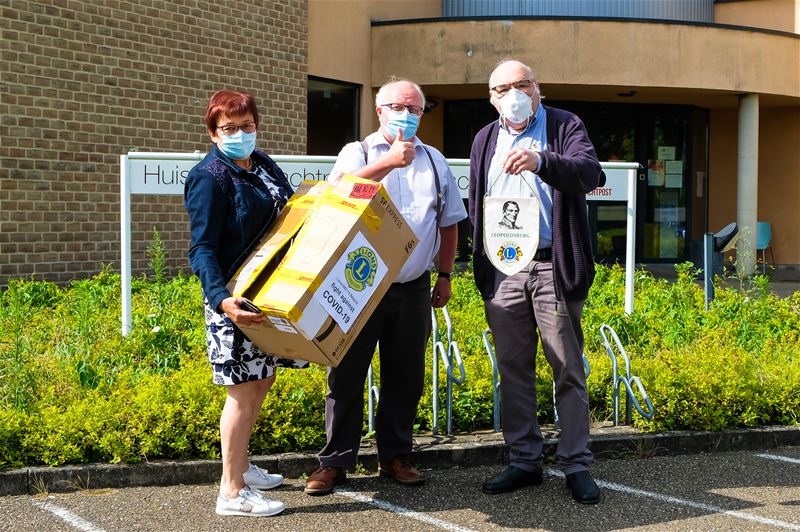 Lions Club schenkt FFP2 mondmaskers aan wachtpost