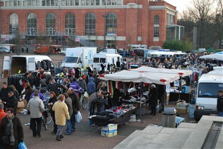 Markt : 420 overtredingen, 13 gauwdieven