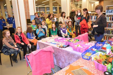 Massa volk op openingsfeest van bib